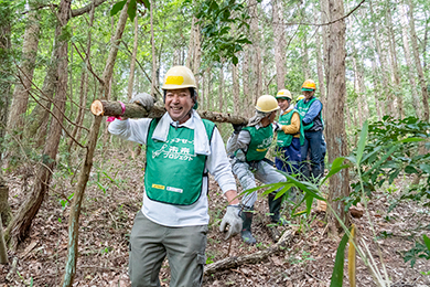 みんなで力をあわせて運搬