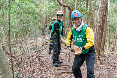 みんなで力をあわせて運搬