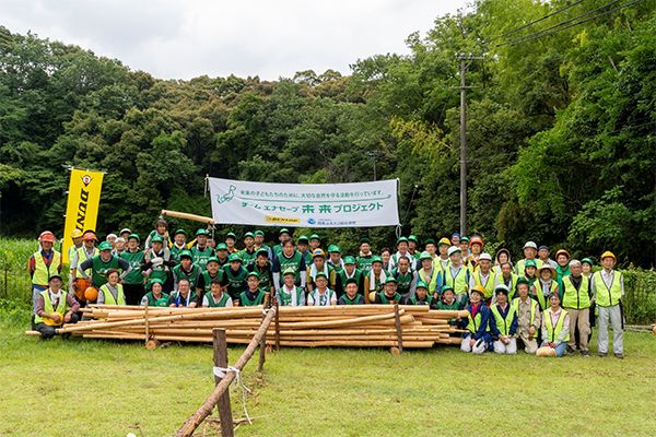 「NPO法人海上の森の会」のみんなで記念写真