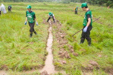 雨の中での作業を終えて達成感たっぷり