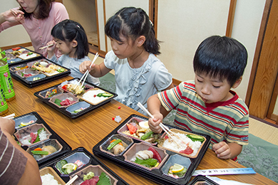 地元のお弁当を堪能