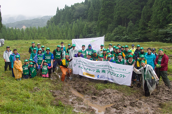 「水辺と生き物を守る農家と市民の会」のみんなで記念写真