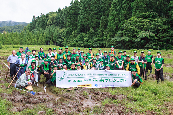 「水辺と生き物を守る農家と市民の会」のみんなで記念写真