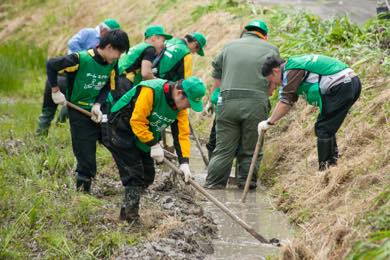 草刈り・泥上げ・水路づくり