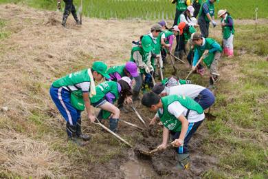 草刈り・泥上げ・水路づくり