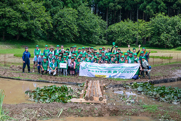 「水辺と生き物を守る農家と市民の会」のみんなで記念写真