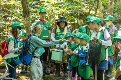 子供たちは生き物観察に夢中