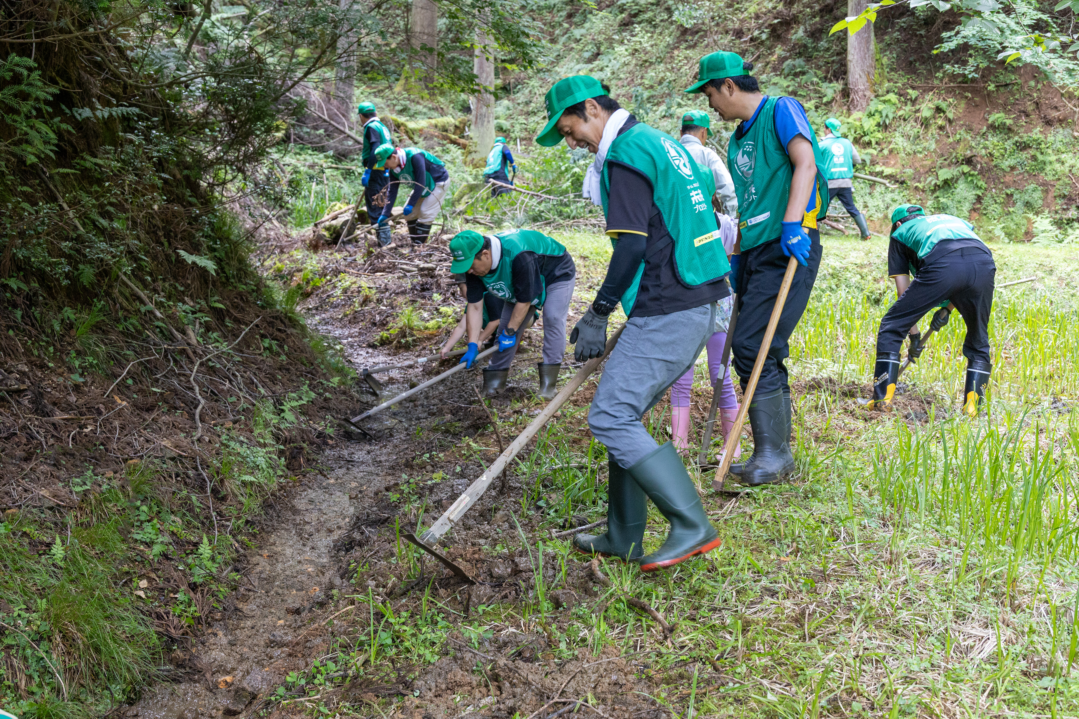 草刈り・泥上げ作業