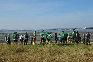 実際に触れながら干潟を中心とした貴重な生態系を学びました