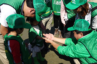 実際に触れながら干潟を中心とした貴重な生態系を学びました