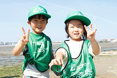 コメツキガニを捕まえたり、アオサの上にいるアシハラガニを見つけ、大人も子供も大喜び