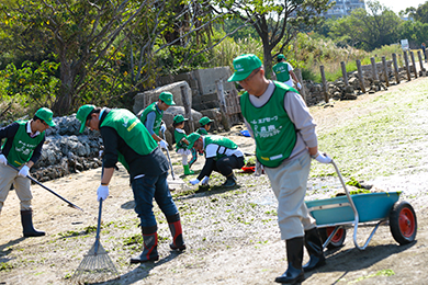 アオサはソリに乗せてゴミ置き場まで運搬