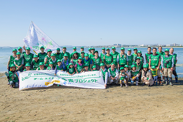 「和白干潟を守る会」のみんなで記念写真