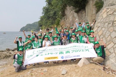 瀬戸内海を望む鞆の浦の砂浜で記念撮影