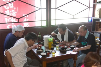 地元で獲れた食材を使った昼食