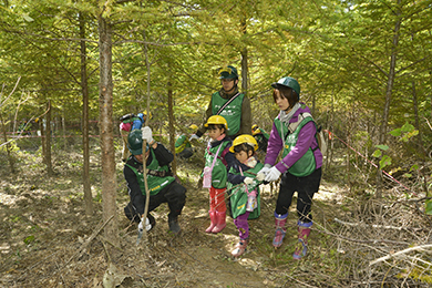 家族そろって除間伐体験