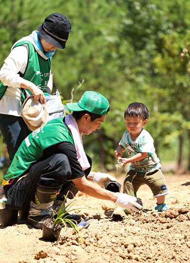 家族そろって楽しく植栽