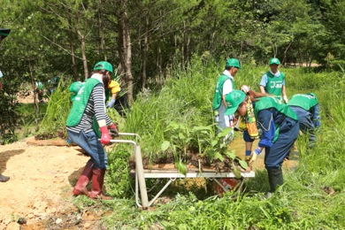 家族そろって楽しく植栽