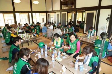 地元の方と一緒に昼食