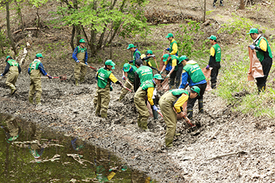 胴付き長靴を履き、川のヘドロやゴミを取り除きました