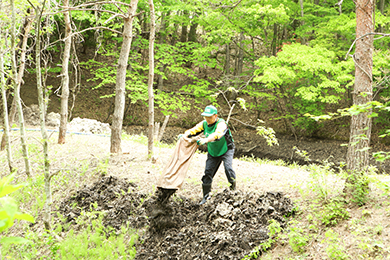 胴付き長靴を履き、川のヘドロやゴミを取り除きました