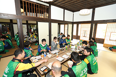昼食は手作りの豚汁