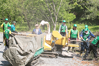 ウッドチップを撒いての道作り