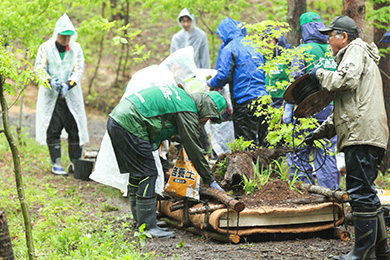 雨の中の浮島づくり
