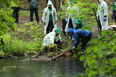 雨の中の浮島づくり