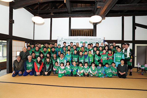 「久保川イーハトーブ自然再生協議会」のみんなで記念写真