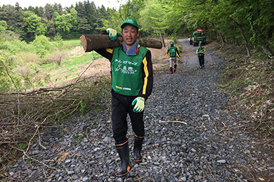 A班は森で間伐した樹木や枝を集めて、機械にかけウッドチップづくりを行いました