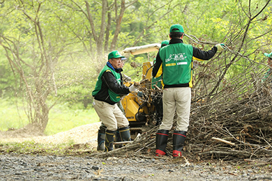 A班は森で間伐した樹木や枝を集めて、機械にかけウッドチップづくりを行いました