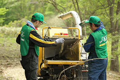 A班は森で間伐した樹木や枝を集めて、機械にかけウッドチップづくりを行いました