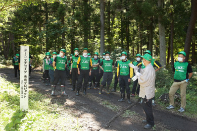 これまで毎年植樹した場所を見て活動の成果を実感