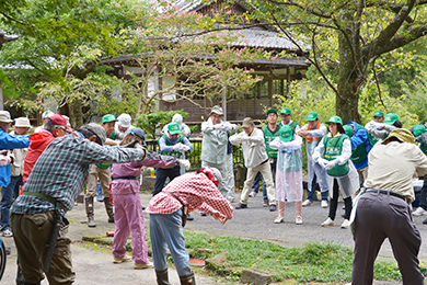 準備運動をして、いざ山の中へ