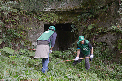 大鎌、刈りこみばさみを使っての草刈り