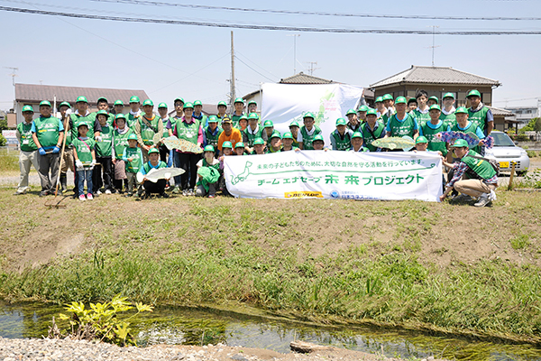 「熊谷市ムサシトミヨをまもる会」のみんなで記念写真