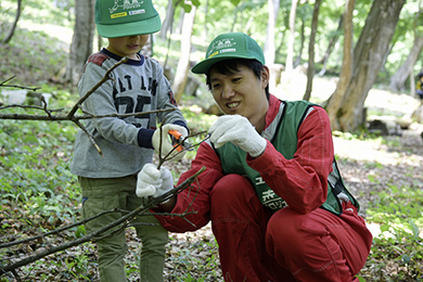 間伐材の枝葉処理体験