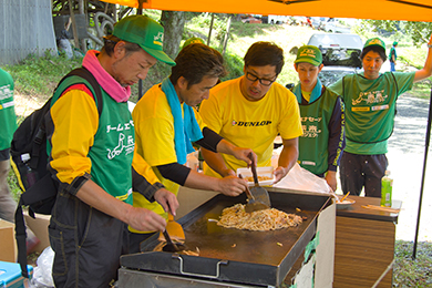 地元のダンロップ社員も「特製ホルモン焼うどん」と「焼きそば」を振る舞いました