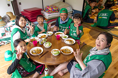 昼食は棚田で収穫された「メリーライス」を使用したカレーを堪能