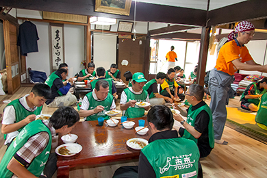 昼食は棚田で収穫された「メリーライス」を使用したカレーを堪能