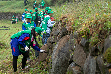 石垣の間の細かいところまで作業を進めていきました