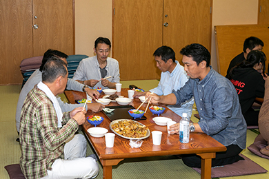 作業の後は皆でお昼ごはん