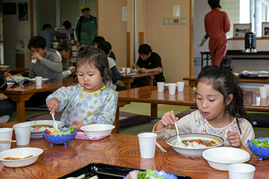 作業の後は皆でお昼ごはん