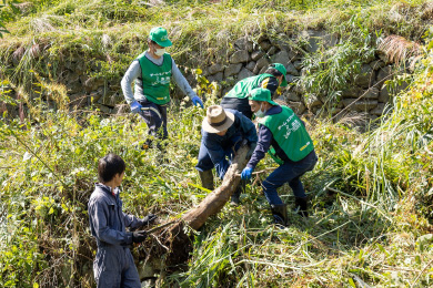 小川周辺の除草作業