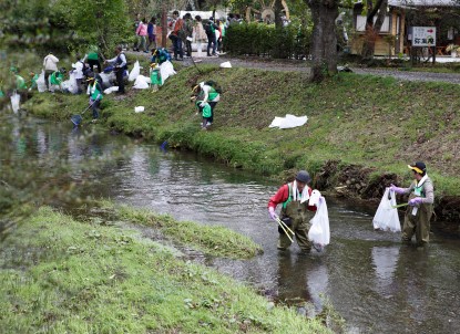 忍野八海での清掃活動