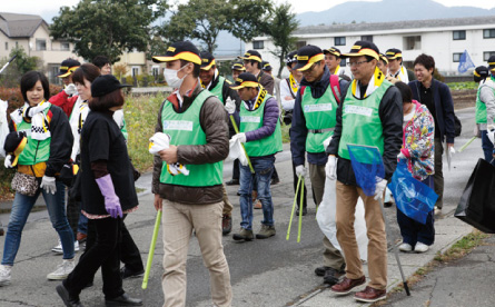 忍野ユネスコ協会や地元の方々と一緒に、清掃活動を実施