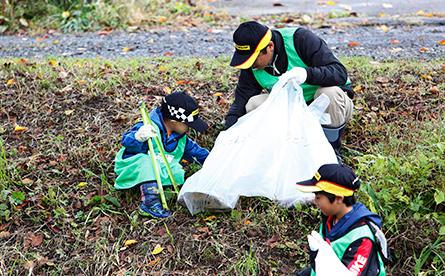 子どもたちも積極的にごみ拾いに参加