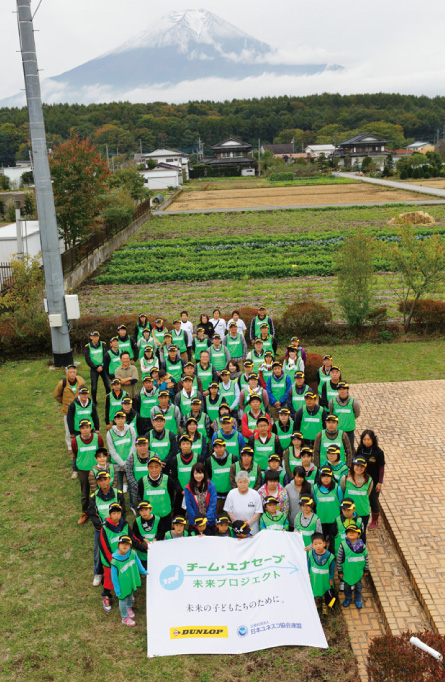 雄大な富士山を背景に記念撮影