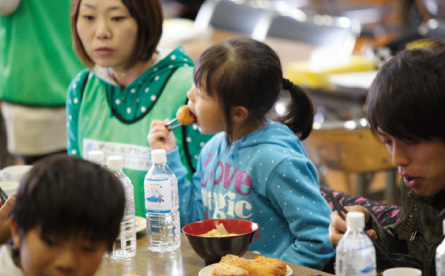 地元の方々より昼食をご用意いただきました